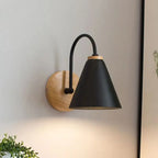 Vägglampa i trä och lackerat järn