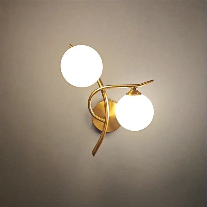 Vägglampa med två opalglasklot