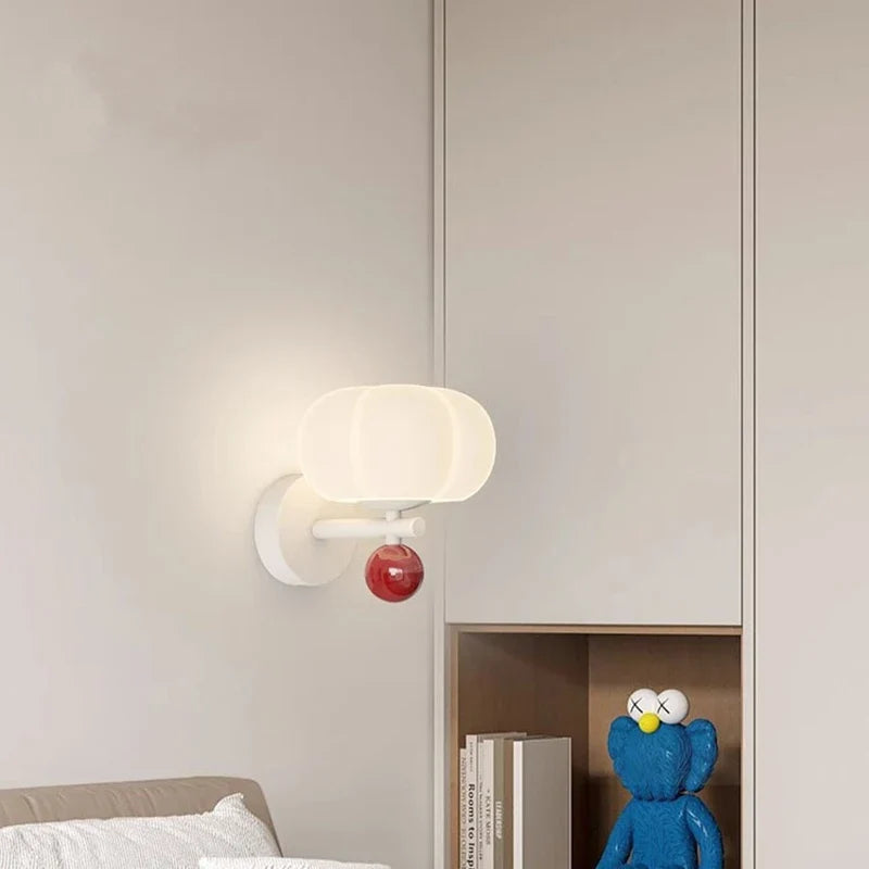 Vägglampa med pumpaformad skärm