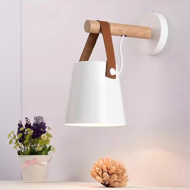 Vägglampa i trä med läderrem