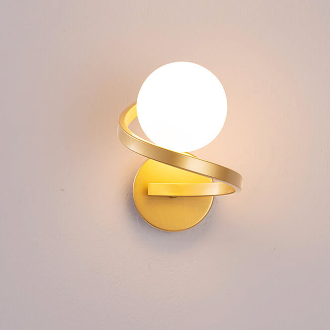 Vägglampa med spiralformad ram