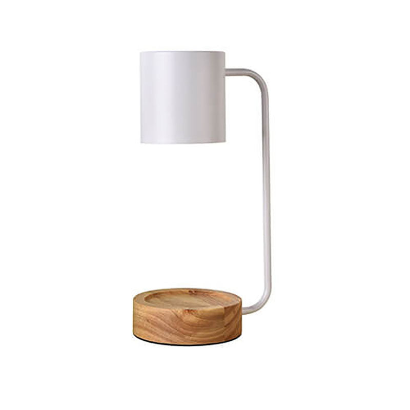 Bordslampa i trä med metallskärm