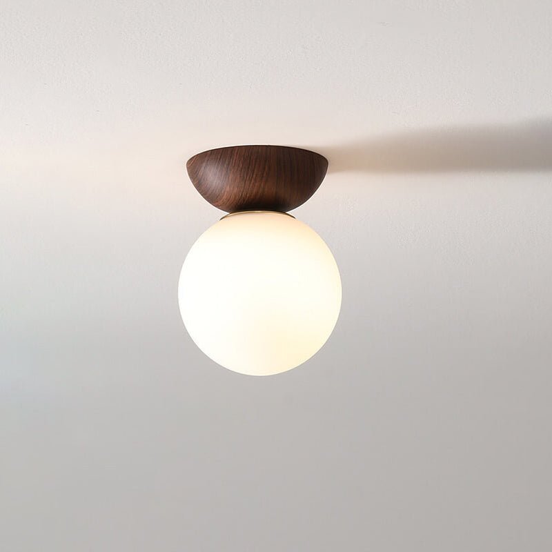Taklampa i trä med frostat glas