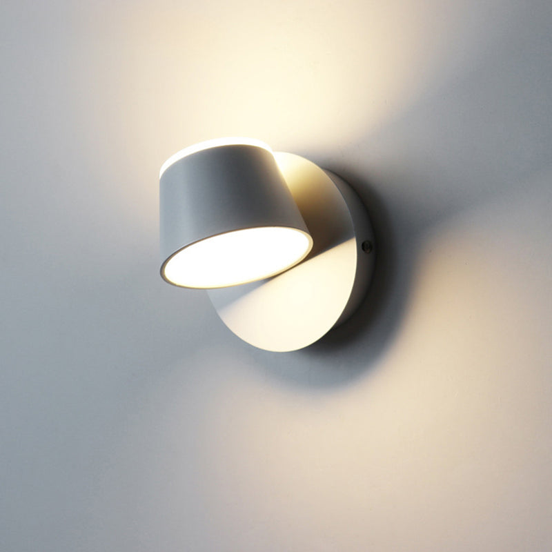 Vridbar vägglampa med riktbart sken