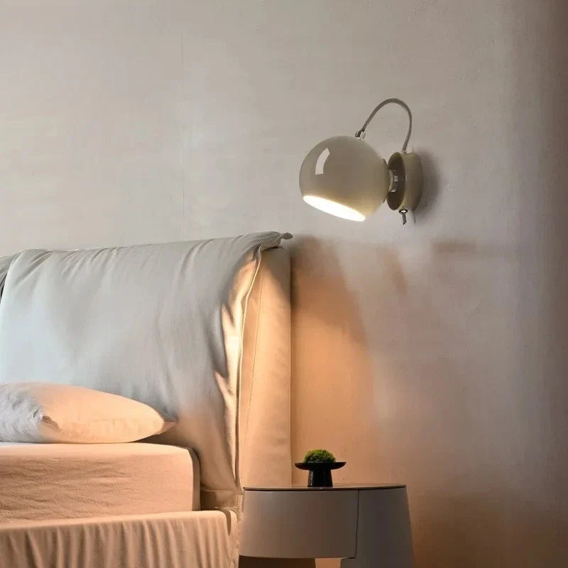 Vägglampa med vridbar kupa