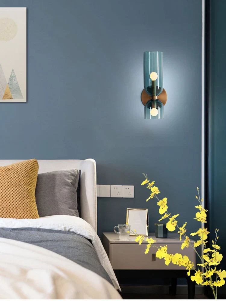 Vägglampa i rökfärgat glas