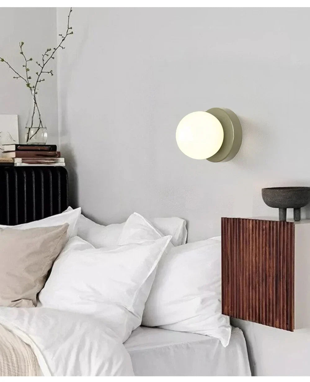 Vägglampa med frostad glaskupa