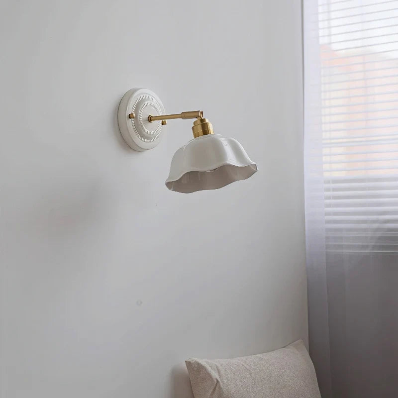 Vägglampa i keramik med mässingsarm