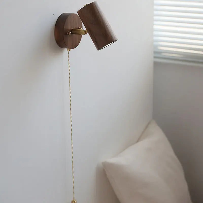 Vägglampa i valnöt med vridbar spot
