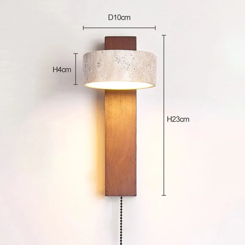 Vägglampa i trä och travertin med snörströmbrytare