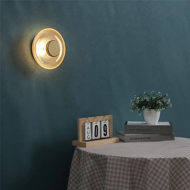 Vägglampa i mönstrat färgat glas