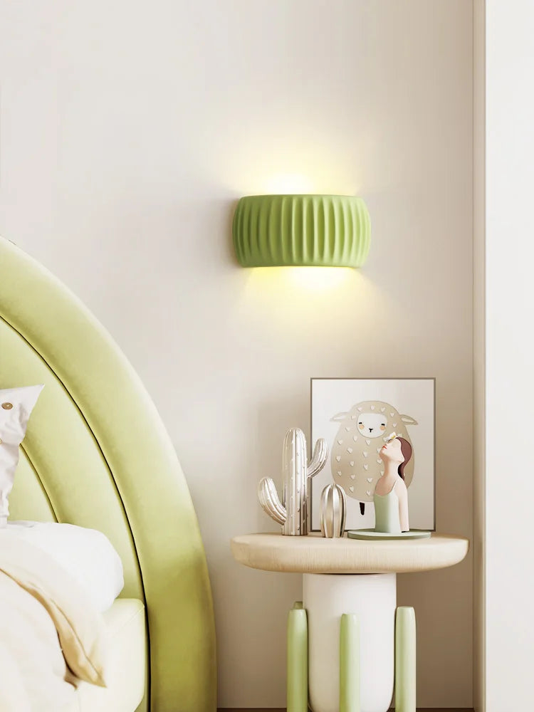 Vägglampa i räfflad resin