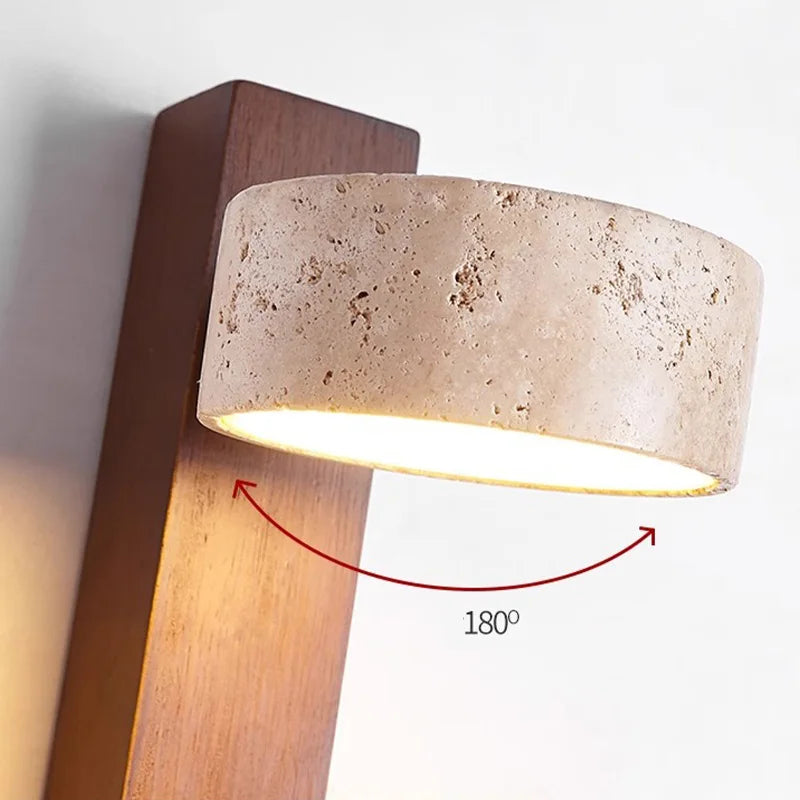 Vägglampa i trä och travertin med snörströmbrytare