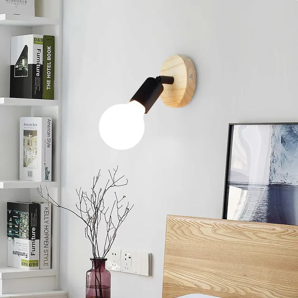 Vägglampa i trä och metall med vridbar arm