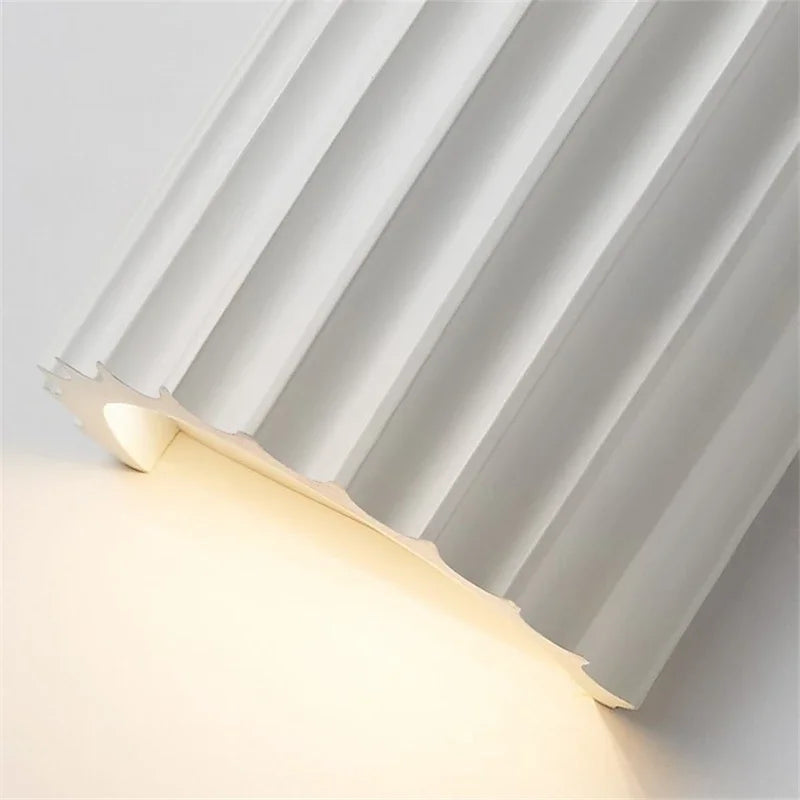 Vägglampa i räfflad resin