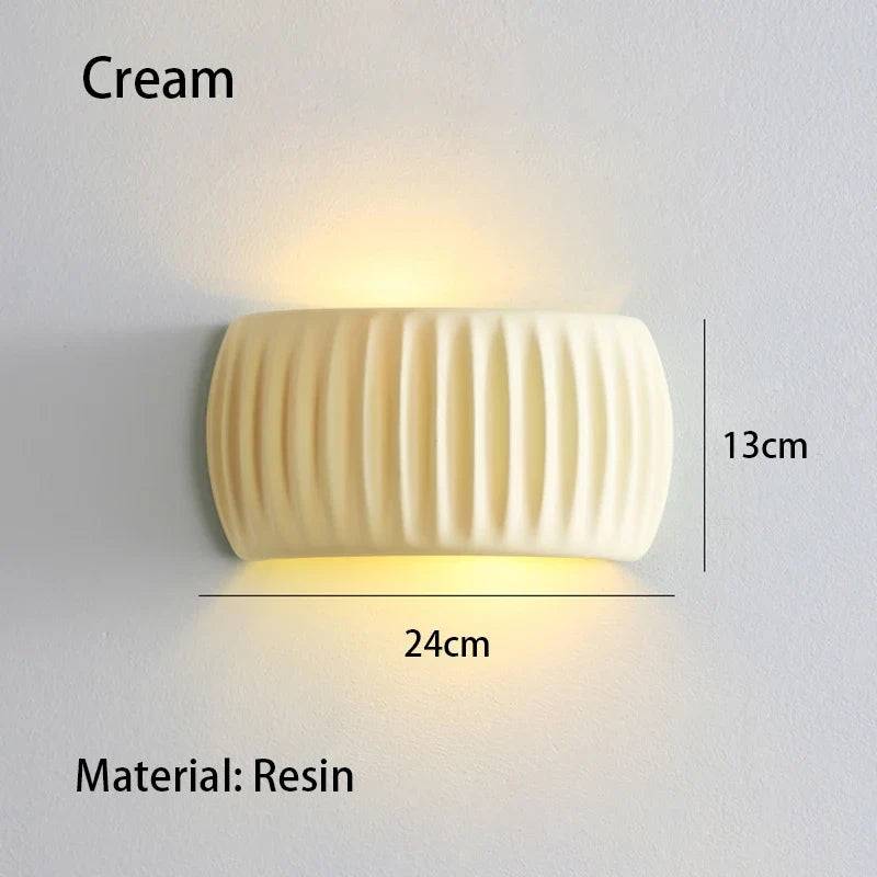 Vägglampa i räfflad resin