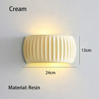 Vägglampa i räfflad resin