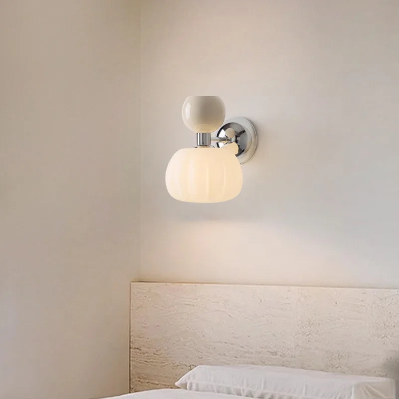 Vägglampa med pumpaformad skärm