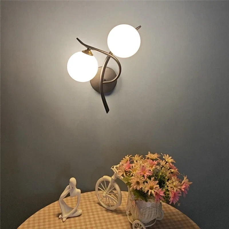 Vägglampa med två opalglasklot