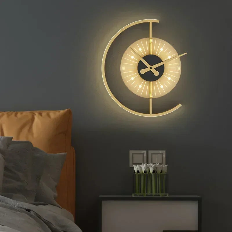 Vägglampa med inbyggd klocka