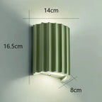 Vägglampa i räfflad resin