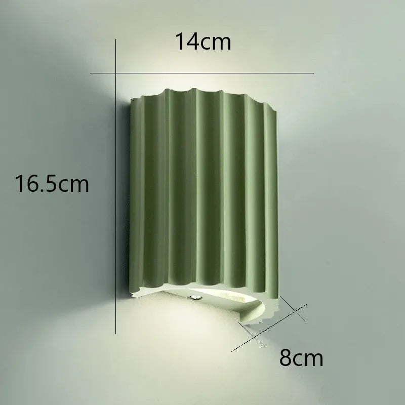 Vägglampa i räfflad resin