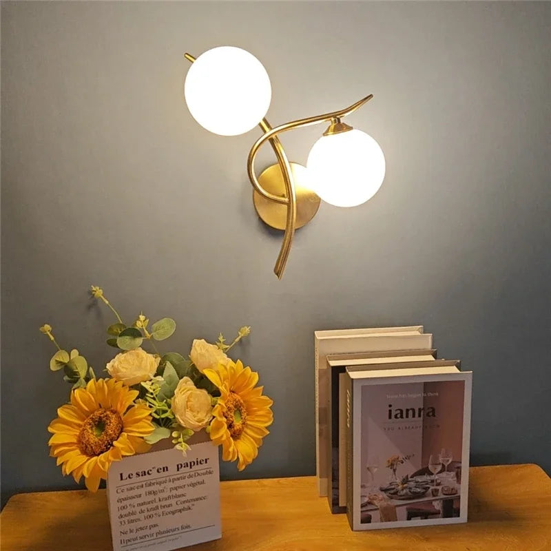 Vägglampa med två opalglasklot