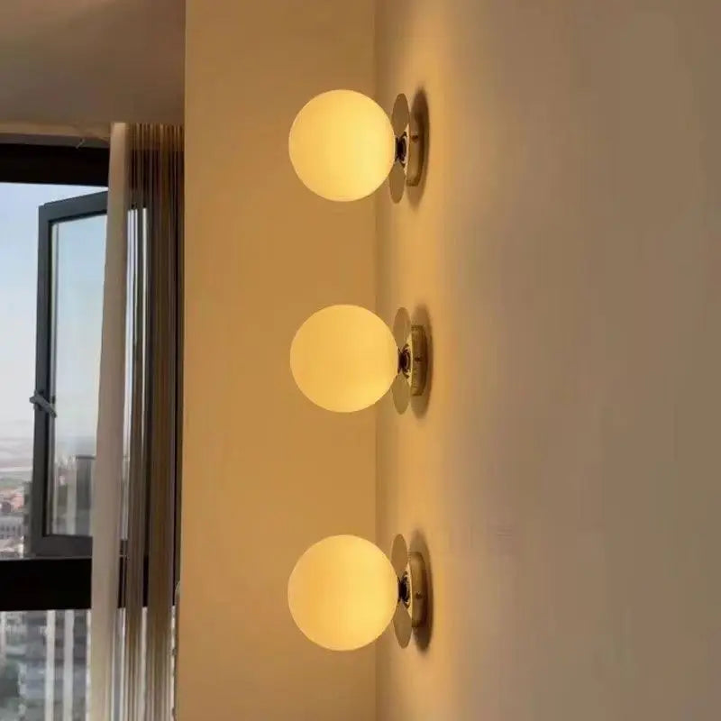 Nordisk vägglampa med glasklot