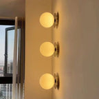 Nordisk vägglampa med glasklot