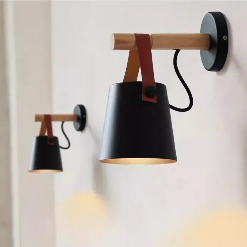 Vägglampa i trä med läderrem