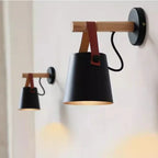 Vägglampa i trä med läderrem