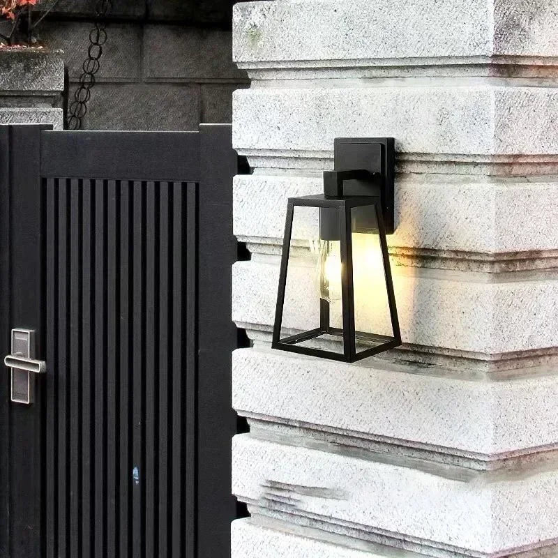 Utomhusvägglampa i geometrisk form