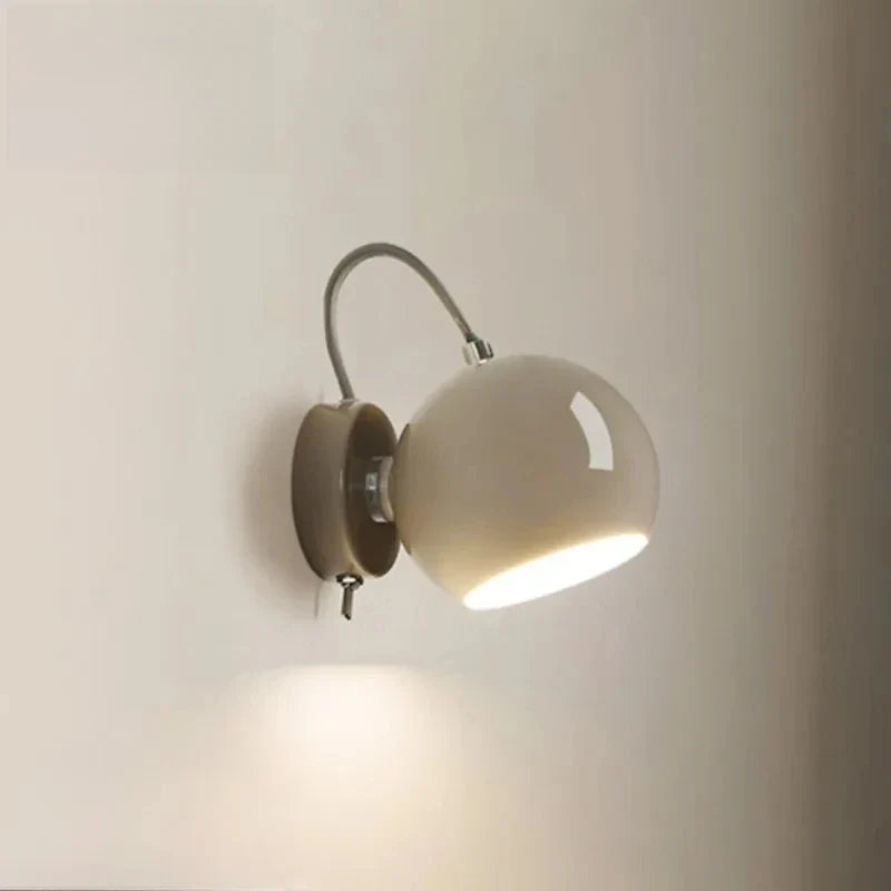 Vägglampa med vridbar kupa