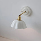Vägglampa i keramik med mässingsarm