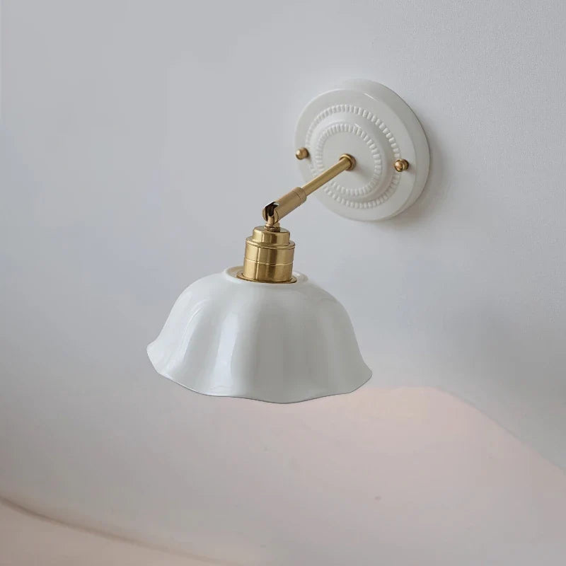 Vägglampa i keramik med mässingsarm
