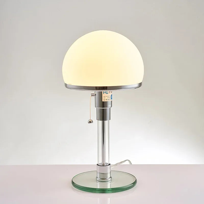 Bordslampa med frostad glaskupol