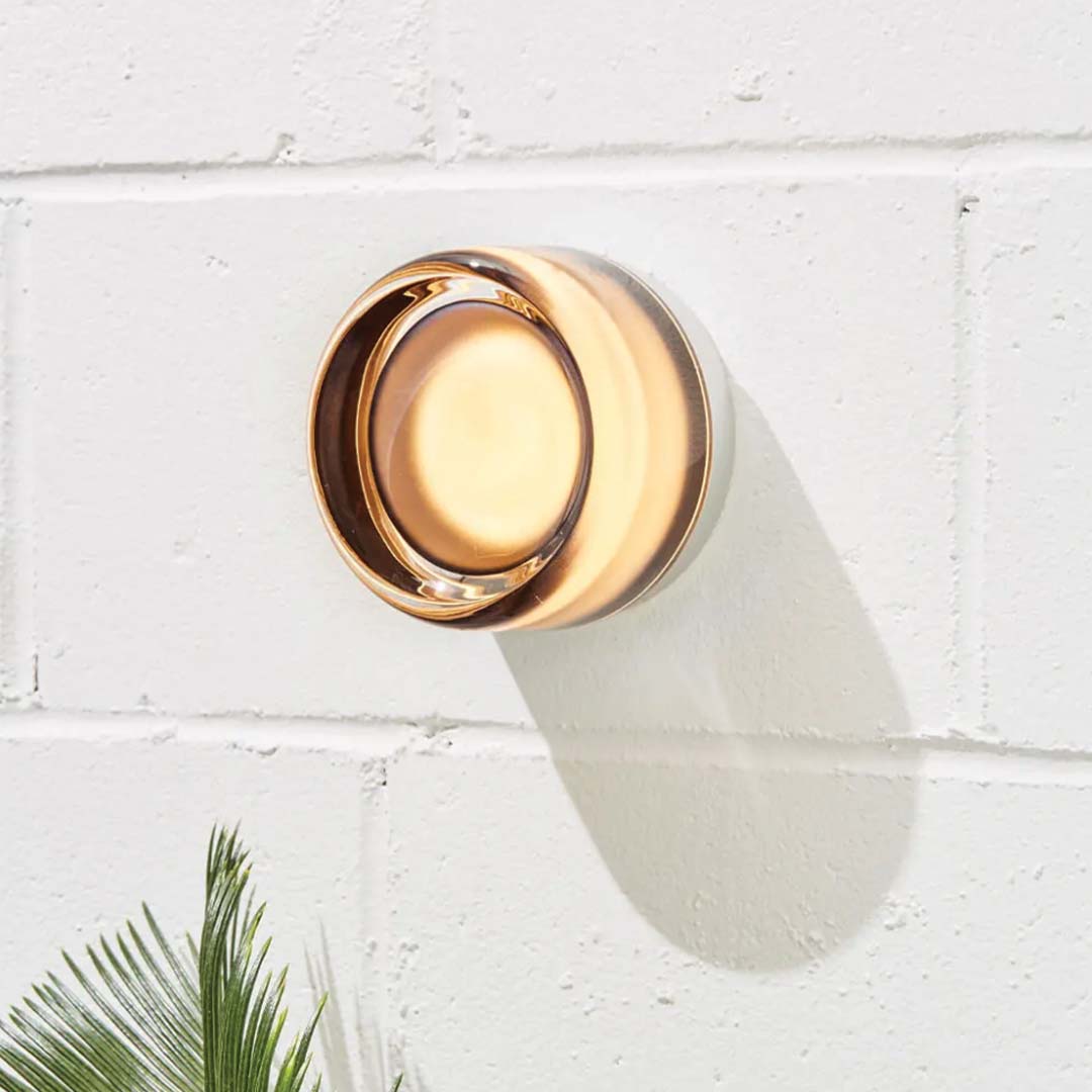 Vägglampa i metall och glas