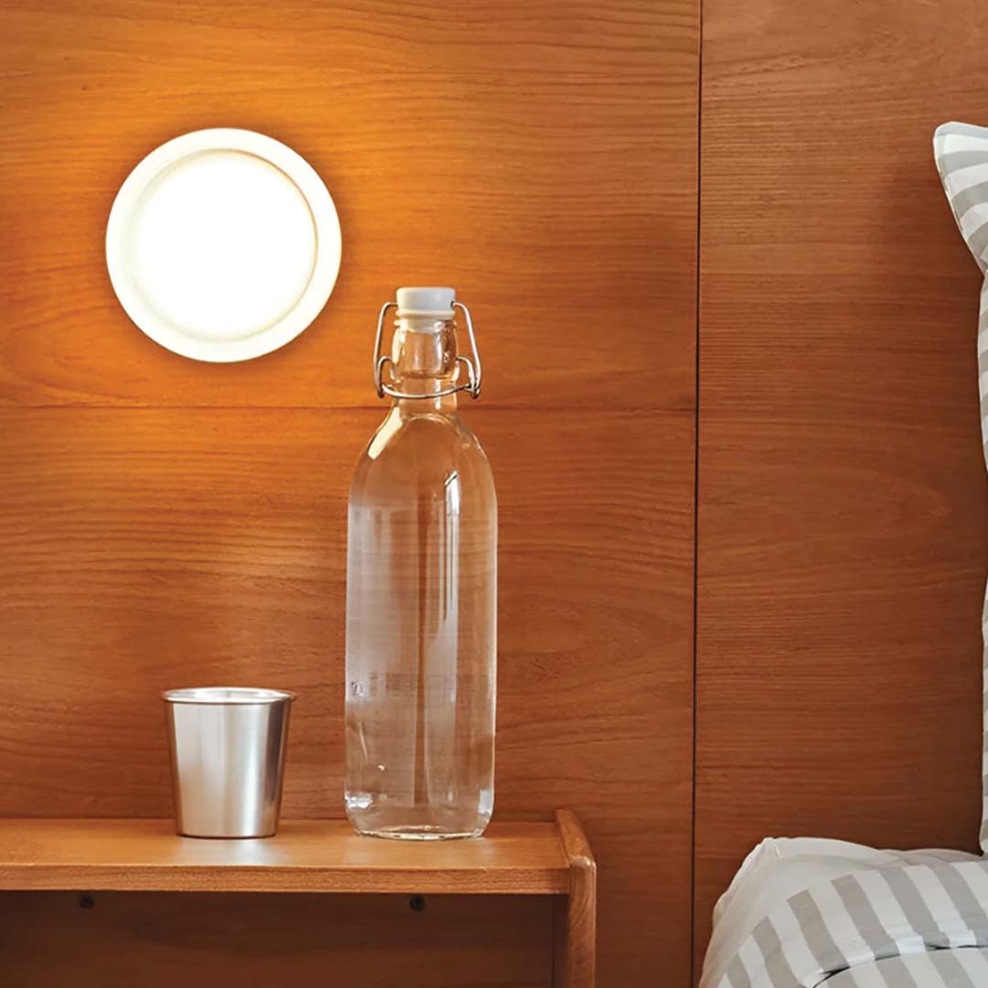 Vägglampa i metall och glas