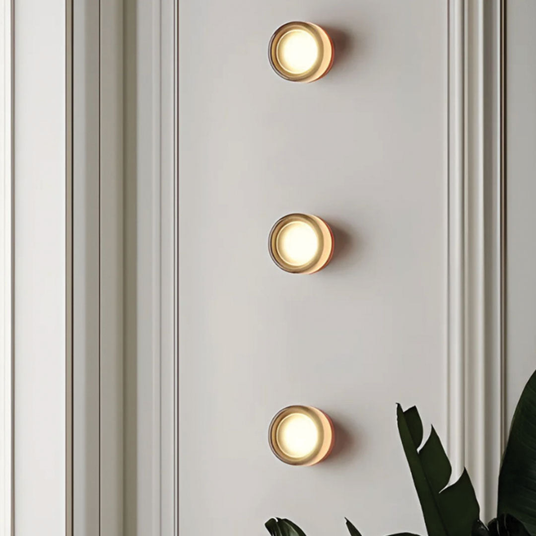 Vägglampa i metall och glas