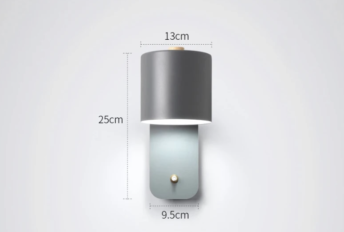 Vägglampa i metall med strömbrytare