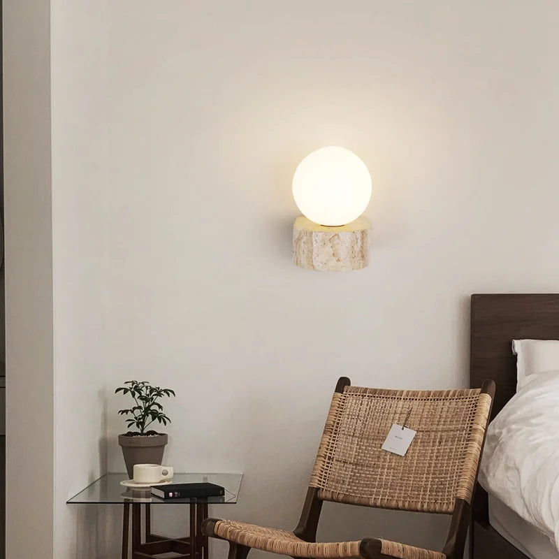 Vägglampa i travertin och frostat glas