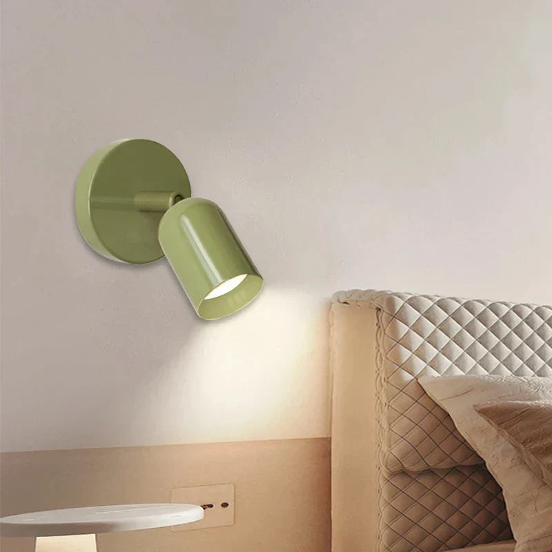 Vägglampa i aluminium med mjuka färger