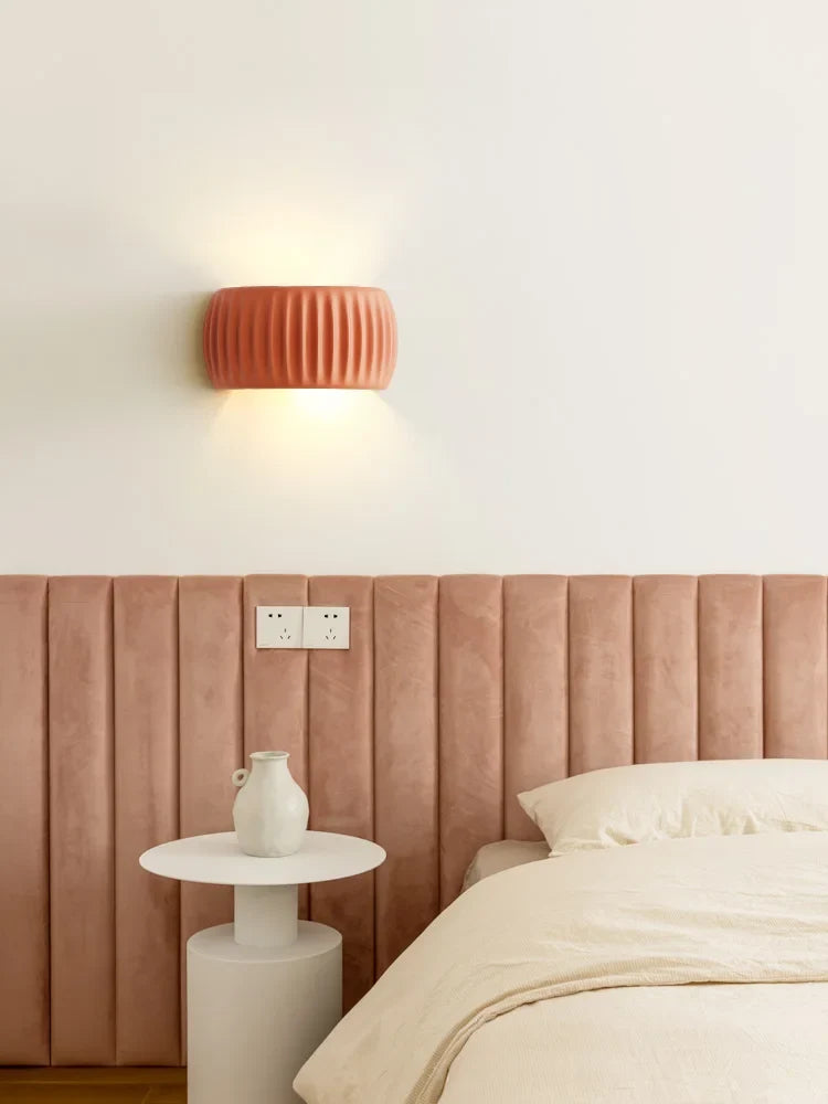 Vägglampa i räfflad resin