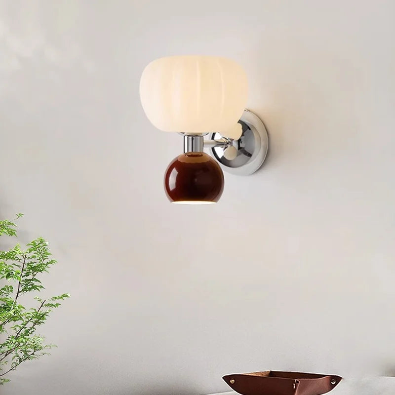 Vägglampa med pumpaformad skärm