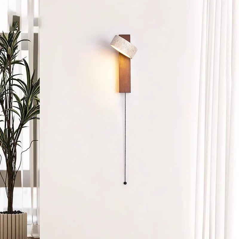 Vägglampa i trä och travertin med snörströmbrytare