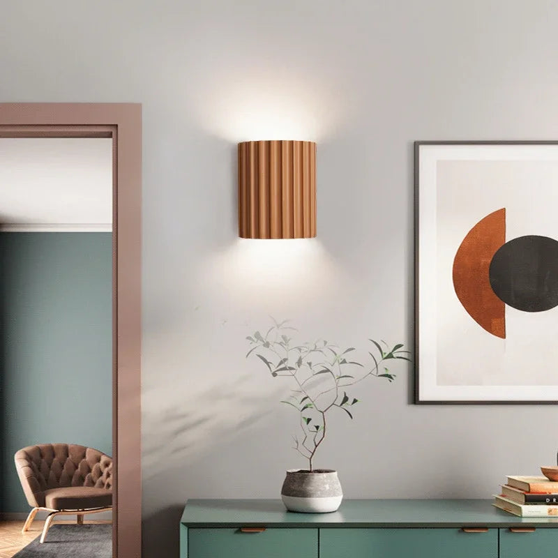 Vägglampa i räfflad resin