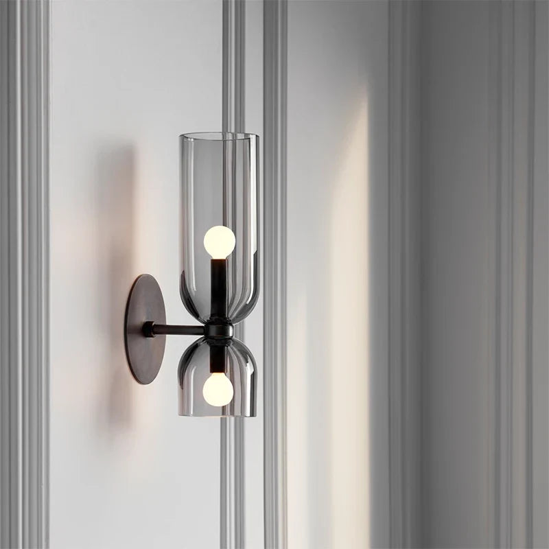 Vägglampa i rökfärgat glas