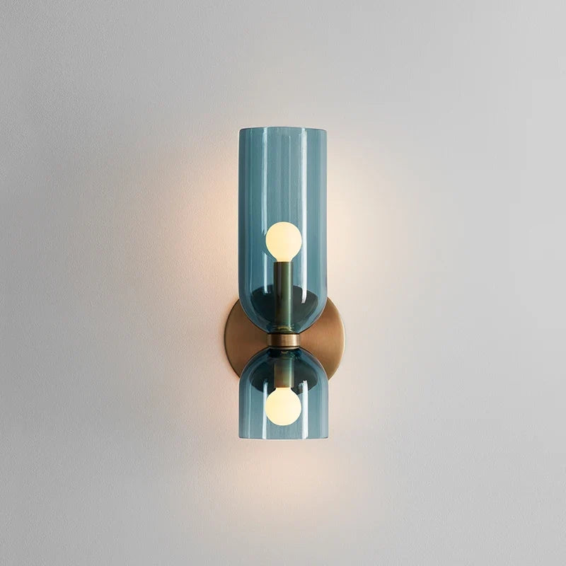 Vägglampa i rökfärgat glas