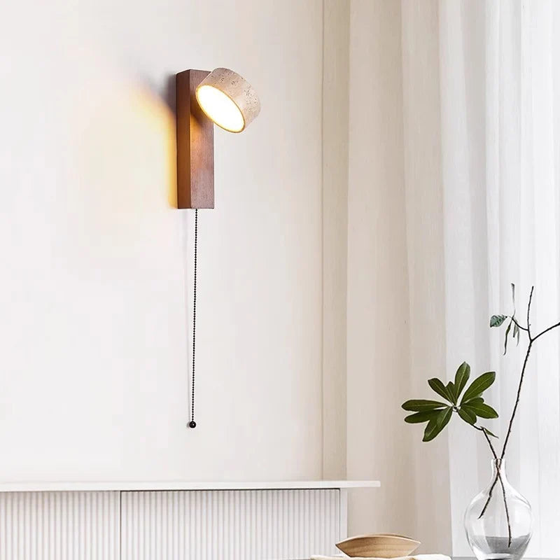 Vägglampa i trä och travertin med snörströmbrytare