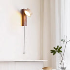 Vägglampa i trä och travertin med snörströmbrytare